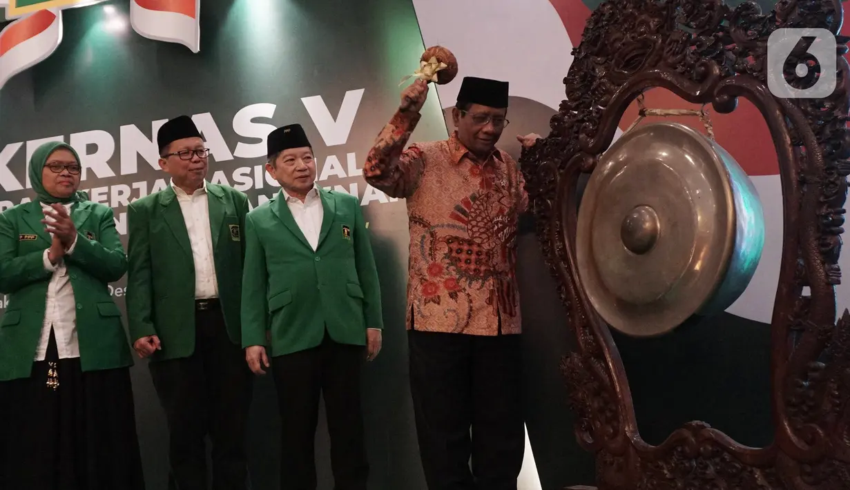 Menko Polhukam Mahfud Md didampingi Plt Ketua Umum PPP Suharso Monoarfa memukul gong untuk membuka Musyawarah Kerja Nasional (Mukernas) ke V PPP di Jakarta, Sabtu (14/12/2019). Salah satu agenda yang akan dibahas dalam acara ini adalah pelaksanaan Muktamar PPP. (Liputan6.com/Angga Yuniar)