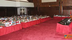 Citizen6, Jakarta: Asisten Personel (Aspers) Panglima TNI Marsekal Muda TNI Bambang Wahyudi, secara resmi membuka Rakornis Bintal TNI 2012, berlangsung di Aula Gatot Soebroto, Mabes TNI Cilangkap, Jakarta Timur, Senin (26/3). (Pengirim: Badarudin Bakri)