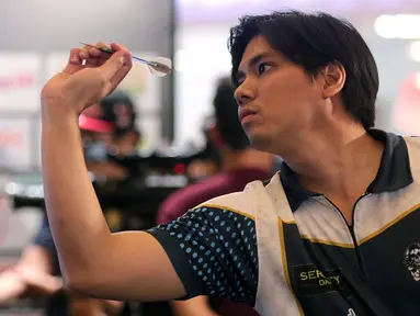 Putra Fajar Utama berkompetisi dalam ajang Darts National Competition 2024 series 4 di Baywalk Mall, Jakarta Utara, Minggu (18/08/2024). (Bola.com/Agri Aulian Perdana)