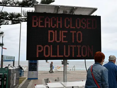 Orang-orang mengunjungi Pantai Coogee setelah pihak berwenang menutupnya untuk umum di Sydney pada 16 Oktober 2024. (Saeed KHAN/AFP)
