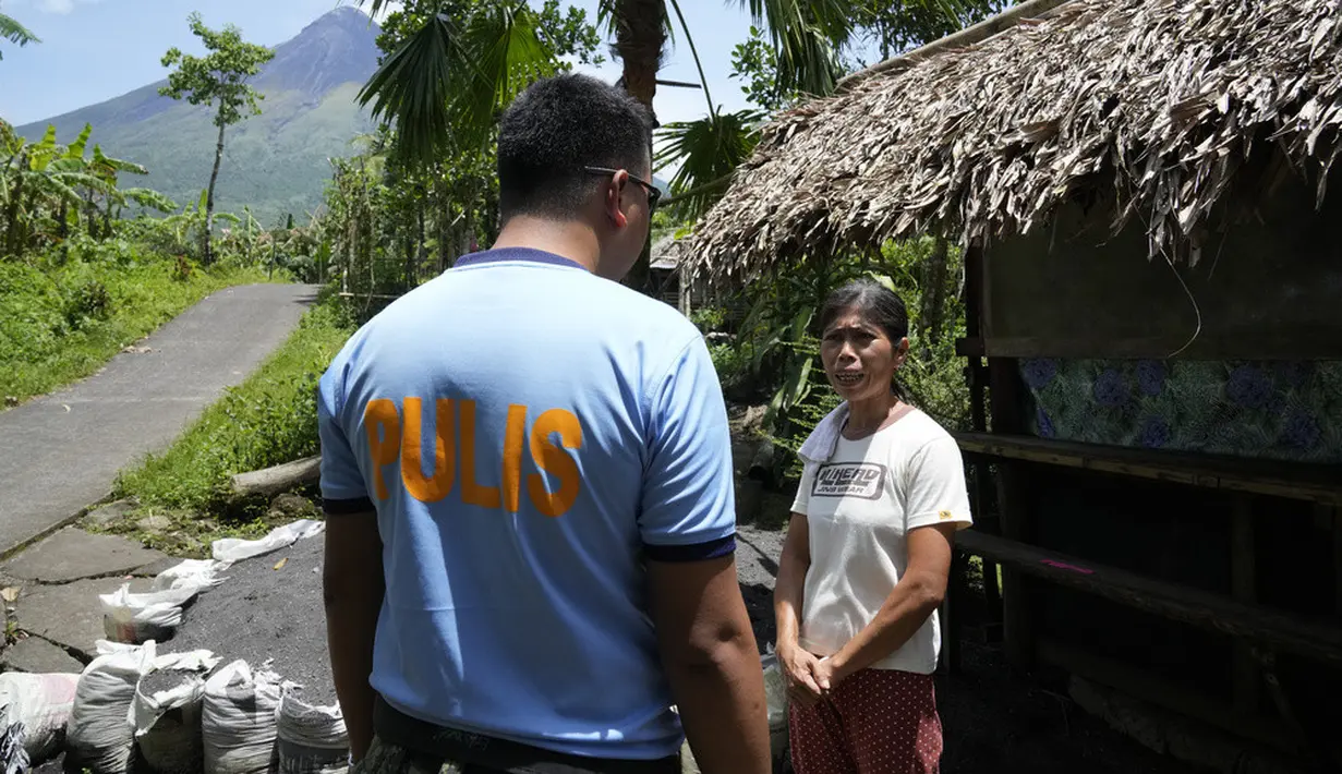 <p>Polisi meminta warga yang masih tinggal di "zona bahaya permanen" untuk segera meninggalkan pergi, sementara mereka yang akan memasuki lokasi akan ditanya-tanya. (AP Photo/Aaron Favila)</p>