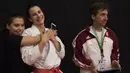 Seorang karateka tampak rileks sebelum berlaga pada Kejuaraan Dunia Karate Junior, Cadet, dan U-21 2015. (Bola.com/Vitalis Yogi Trisna)