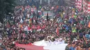 Anggota TNI POLRI  bersama warga masyarakat membawa bendera raksasa berukuran panjang 117 meter dan lebar 5 meter saat gelaran Festival Merah-Putih (FMP) 2018 di kawasan Air Mancur, Bogor ,  Minggu (5/8). (Merdeka.com/Arie Basuki)