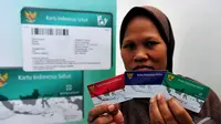 Seorang warga menunjukkan tiga macam kartu yang telah didapatkannya di Jakarta, Senin (3/11/2014). (Liputan6.com/Johan Tallo)