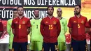 Pemain Timnas Spanyol Saul Niguez (kiri), Sergio Ramos (tengah), dan Sergio Busquets (kanan) saat presentasi jersey baru untuk Piala Eropa 2020 di Las Rozas de Madrid, Spanyol, Selasa (12/11/2019). Timnas Spanyol memperkenalkan jersey baru untuk menyambut Piala Eropa 2020. (OSCAR DEL POZO/AFP)