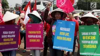 Demonstran Parade Juang Perempuan Indonesia membawa sejumlah poster saat demontrasi di depan Gedung DPR, Jakarta, Kamis (8/3). Demonstran meminta pemerintah memperhatikan kesejahteraan dan kemerdekaan perempuan. (Liputan6.com/JohanTallo)