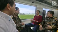 Presiden Jokowi berbincang dengan Ketum PKB, Muhaimin Iskandar dan Menteri Perhubungan Budi Karya Sumadi saat menjajal kereta bandara menuju Stasiun Sudirman Baru, Selasa (2/1). (Liputan6.com/Pool/Kurniawan)