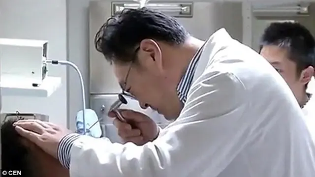 Mengira Tetes Telinga, Pria Ini Tak Sadar Gunakan Lem Hingga Tuli