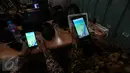 Peta virtual ditampilkan pada layar ponsel dua orang yang bermain game virtual Pokemon Go di lingkungan Istana Negara, Jakarta, Rabu (20/7). Pihak Istana Kepresidenan menerbitkan larangan bermain Pokemon Go di area Istana. (Liputan6.com/Faizal Fanani)