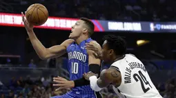 Pebasket Orlando Magic, Aaron Gordon, berusaha memasukan bola saat melawan San Antonio Spurs pada laga NBA di Amway Center, Sabtu (28/10/2017). San Antonio Spurs takluk 87-114 dari Orlando Magic. (AP/John Raoux)