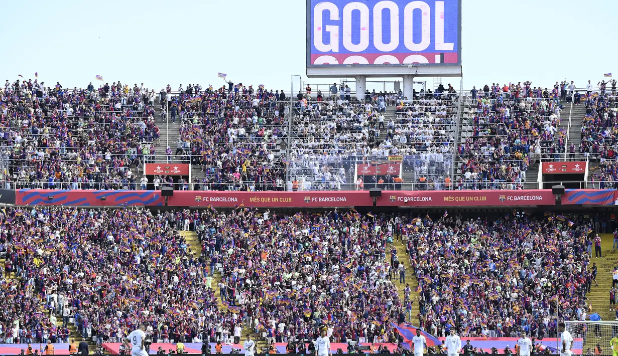 Para pendukung Barcelona merayakan gol dalam laga lanjutan Liga Spanyol 2024/2025 melawan Real Madrid di Estadi Olimpic Lluis Companys, Barcelona, Spanyol, Minggu (11/05/2025) waktu setempat. (AP Photo/Jose Breton)