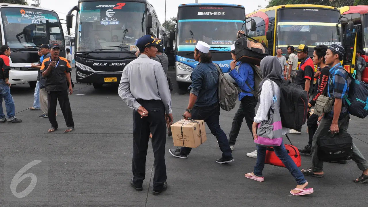 20150710-Mudik H-6 Lebaran, Begini Suasana Terminal Pulogadung-Jakarta 5