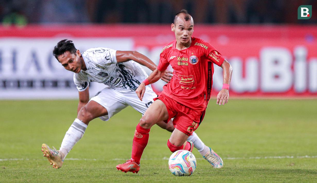 <p>Pemain Persija Jakarta, Riko Simanjuntak (depan),&nbsp;berusaha mengoceh pemain Borneo FC, Hendro Siswanto dalam pertandingan pekan ketujuh BRI Liga 1 2023/2024 yang berlangsung di Stadion Patriot Candrabhaga, Bekasi, Rabu (9/8/2023). (Bola.com/Bagaskara Lazuardi)</p>