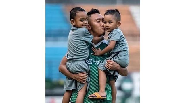 5 Momen Gelandang Persebaya Rendi Irwan Urus Anak, Ayah Idaman