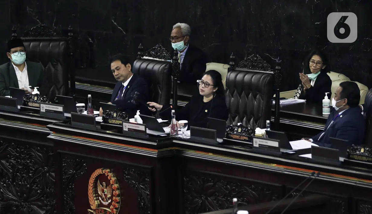 Ketua DPR Puan Maharani (kedua kanan) saat memimpin Rapat Paripurna Pembukaan Masa Sidang III Tahun 2019-2020 di Kompleks Parleman, Jakarta, Senin (30/3/2020). Rapat di antaranya membahas dukungan penuh DPR terhadap upaya pemerintah dalam menangani virus corona COVID-19. (Liputan6.com/Johan Tallo)