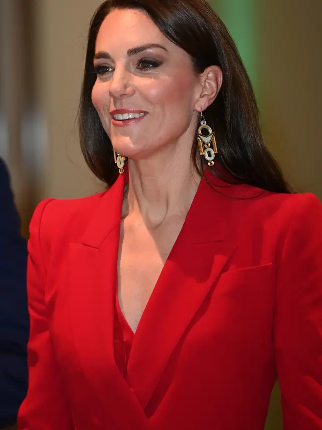 Adu Gaya Kate Middleton versus Meghan Markle dalam Setelan Formal Serba Merah