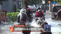 Selain merendam pemukiman warga, banjir juga merendam jalan protokol penghubung antar-desa.