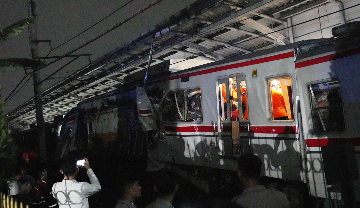 Tim pencari dan penyelamat mencari korban kecelakaan Kereta Api Jarak Jauh (KAJJ) dengan Kereta rel Listrik (KRL) Commuter Line di Stasiun Bekasi Timur, Jawa Barat, Selasa 28 April 2026 dini hari. (AP Photo/Achmad Ibrahim)