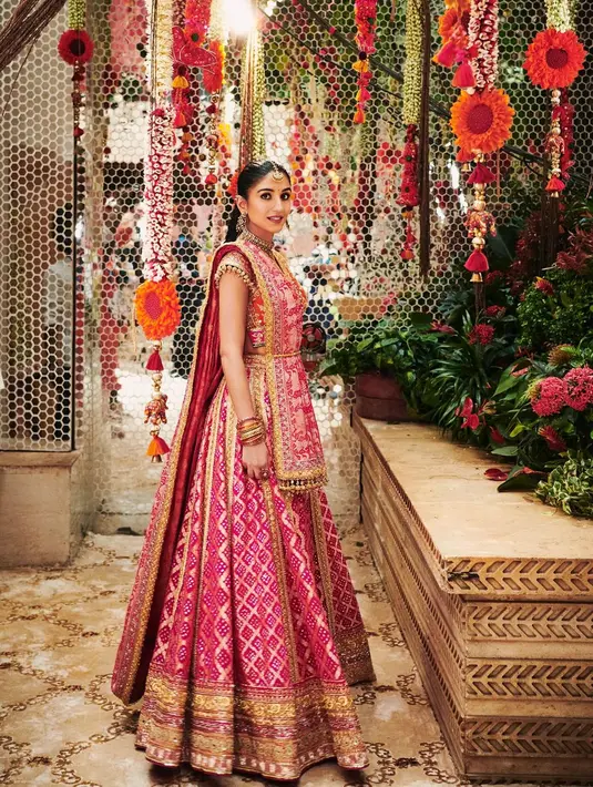 Radhika Merchant tampil menawan di acara Mameru mengenakan Lehenga dengan gold zari, perhiasan nakshi, dan kristal. Yang lebih mengesankan, di sini, Radhika juga mengenakan perhiasan ibunya. [Foto: Instagram/rheakapoor]