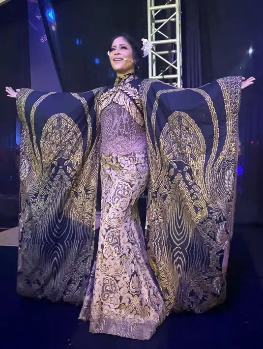 Berbalut busana lilac dipadu dengan kain batik membuat penampilannya semakin elegan. Terlebih hiasan di kepalanya yang menambah kesan mewah. Acara tersebut juga menjadi ajang untuk Kikan berekspresi menuangkan kreativitasnya setelah 2 tahun dihantam pandemi. (Liputan6.com/IG/@kikankikan)
