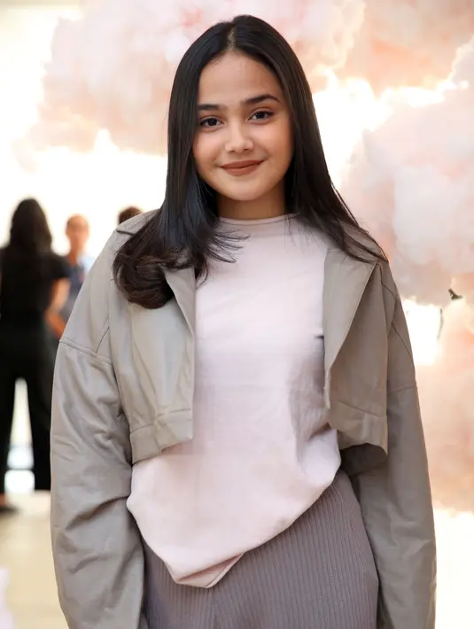 “Apalagi ada Clay dari Duma yang ditujukan untuk generasi aku. Bajunya bagus-bagus, lucu-lucu dan tetap cozy dipakainya,” kata bintang kelahiran 13 Juli tahun 2000 ini menambahkan. (Nurwahyunan/Bintang.com)