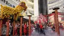 Pengunjung mengambil gambar Barongsai Tonggak saat beraksi di Senayan City saat perayaan tahun baru Imlek 2568, Jakarta, Sabtu (28/01). Atraksi ini digelar Sabtu dan Minggu hingga 5 Februari. (Liputan6.com/Fery Pradolo)