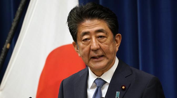 Perdana Menteri Jepang Shinzo Abe berbicara dalam konferensi pers di Kediaman Resmi Perdana Menteri, Tokyo, Jepang, Jumat (28/8/2020). Shinzo Abe pada 28 Agustus 2020 mengumumkan bahwa dia mengundurkan diri sebagai Perdana Menteri Jepang karena masalah kesehatan. (Franck ROBICHON/POOL/AFP)