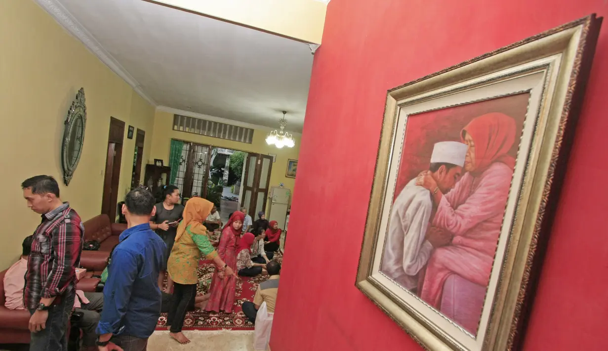 Keluarga besar Joko Widodo menyiapkan buka puasa bersama di kediaman Ibundanya, Sudjiatmi Notomihardjo di Solo, Selasa (22/7/14). (ANTARA FOTO/Hafidz Novalsyah) 