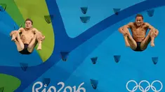 Atlet Amerika Serikat, Sam Dorman dan Michael Hixon melompat saat mengikuti loncat indah sinkronisasi 3 m pria pada Olimpiade 2016 di Brasil, (10/8). Ekspresi kocak para atlet menjadi ciri sendiri dari cabang olahraga ini. (REUTERS / Pilar Olivares)