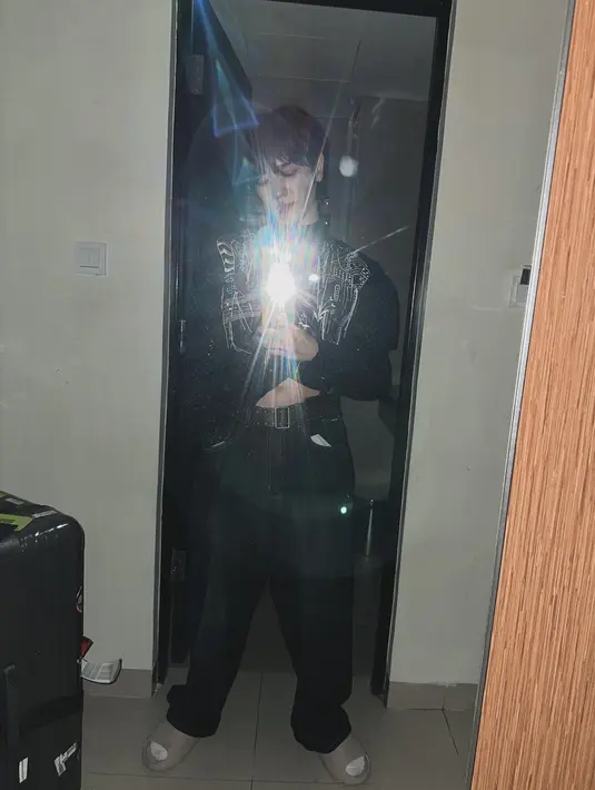 Well, keren banget ya batik yang dikenakan Taeyong, bagaimana menurutmu Sahabat Fimela? [@taeoxo_nct]