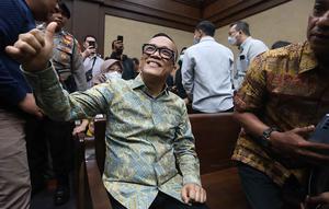 Penyidik KPK memperoleh nilai dugaan pemerasan yang dilakukan para tersangka dari penelusuran aliran dana melalui rekening para tersangka dalam kurun waktu 2020 hingga 2025. Tampak dalam foto, tersangka kasus dugaan pemerasan dalam pengurusan sertifikat K3 di Kementerian Ketenagakerjaan yang juga mantan Wakil Menteri Ketenagakerjaan (Wamenaker), Immanuel Ebenezer Gerungan (kiri) sesaat sebelum mengikuti persidangan di Pengadilan Tindak Pidana Korupsi (Tipikor) Jakarta pada Pengadilan Negeri Jakarta Pusat, Senin (19/1/2026). (Kapanlagi.com/Budy Santoso)