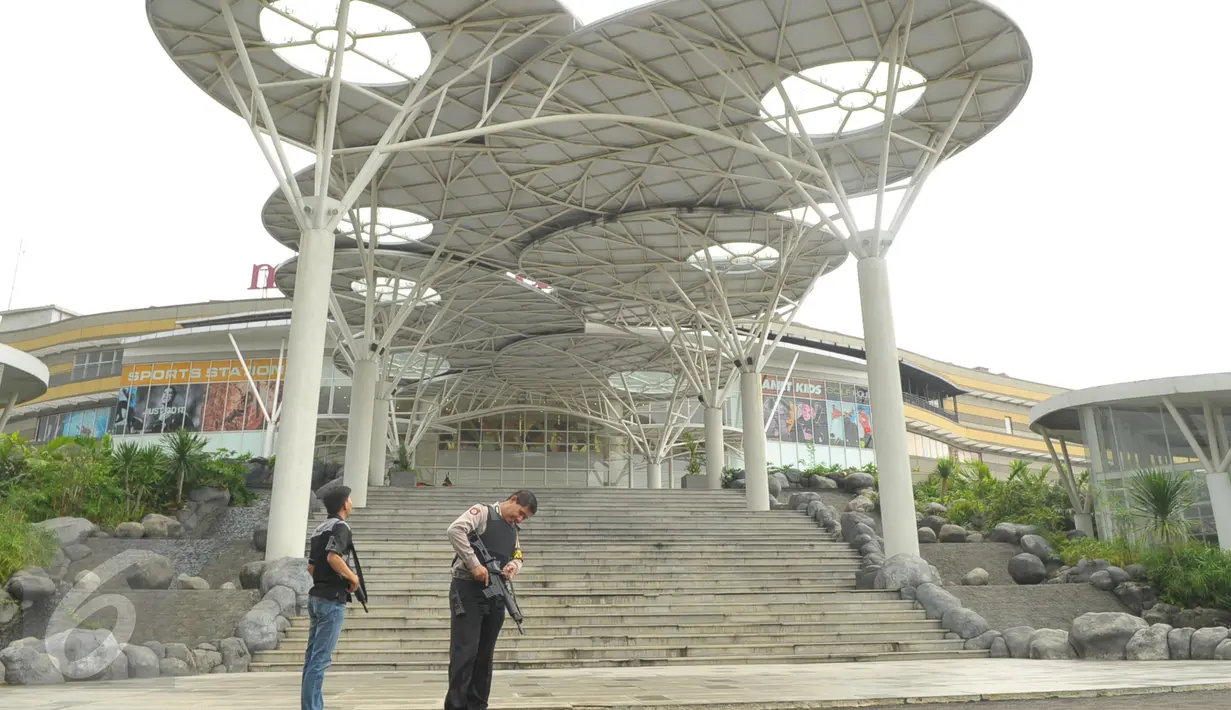 Anggota kepolisian berjaga-jaga di kawasan mall Alam Sutra Tangerang, Kamis, (14/01/16). Hal ini terkait ledakan bom yang terjadi di Sarinah, Jakarta pusat. (Liputan6.com/Faisal R Syam)