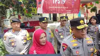 Kapolda Lampung, Irjen Pol Helmy Santika bersama Walikota Bandar Lampung, Eva Dwiana mengawasi langsung proses PSU di TPS 19. Foto (Istimewa)