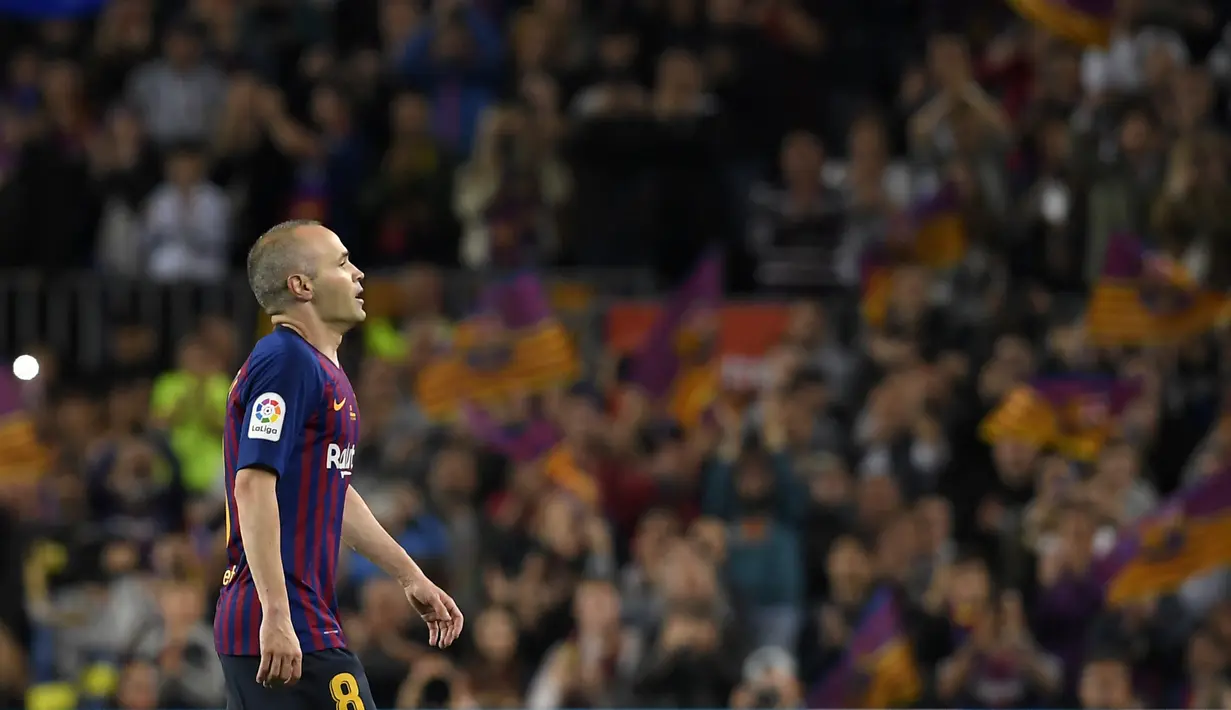Gelandang Barcelona, Andres Iniesta, ditarik keluar saat melawan Real Sociedad pada laga La Liga Spanyol di Stadion Camp Nou, Barcelona, Minggu (20/5/2018). Dirinya berpisah dengan klub yang 22 tahun telah dibela. (AFP/Lluis Gene)