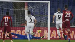 Striker Spezia, Andrej Galabinov (9) mencetak gol pertama timnya melalui eksekusi penalti ke gawang AS Roma dalam laga babak 16 besar Coppa Italia 2020/21 di Olimpico Stadium, Roma, Selasa (19/1/2021). Spezia menang 4-2 (2-2) atas AS Roma melalui extra time. (LaPresse via AP/Alfredo Falcone)