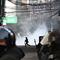 Para demonstran bentrok dengan polisi anti huru hara selama unjuk rasa menentang Presiden Rodrigo Paz di La Paz, Bolivia, pada 25 Mei 2026. (AIZAR RALDES/AFP)