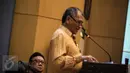 Mendagri Tjahjo Kumolo menyimak rakornas dan dialog terbuka bersama gubernur se-Indonesia di Kemendagri, Jakarta, Kamis (24/11). Rakornas ini membahas kerawanan jelang Pilkada Serentak 2017 dan penguatan Tim Saber Pungli (Liputan6.com/Faizal Fanani)