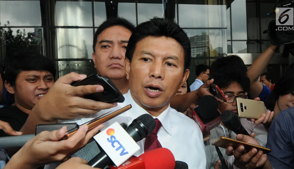 Kabareskrim Komjen Ari Dono Sukamto memberi keterangan usai menghadiri Laporan Kerja Tahunan KPK 2017 di Gedung KPK, Jakarta, Senin (12/3). Laporan Kerja Tahunan digelar untuk memperkuat KPK ke depan demi pemberantasan Korupsi. (Merdeka.com/Dwi Narwoko)