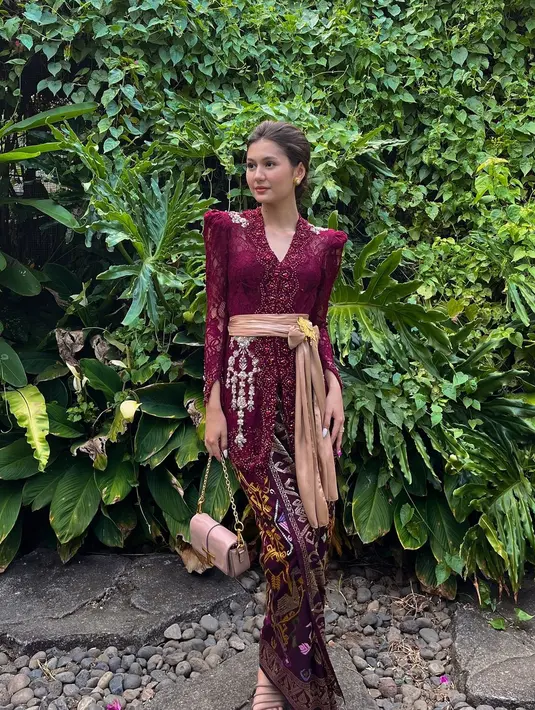 Dengan gaya anggun dan sopan, Zoe Abbas Jackson berhasil memukau banyak orang, sekaligus menunjukkan bahwa kecantikan Indonesia dapat diekspresikan melalui pakaian adat yang kaya makna dan budaya. [@zoeabbasjackson].