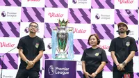 Chief Marketing Officer Vidio Teguh Wicaksono, Head of PR Vidio Sundari dan Senior Brand Marketing Vidio Dioma Asatsuku (kiri ke kanan) saat menujukan trofi Premier League dalam opening ceremony Premier League Fan Festival di Cilandak Town Square, Jakarta, Sabtu (14/9/2024). (Liputan6.com/Angga Yuniar)