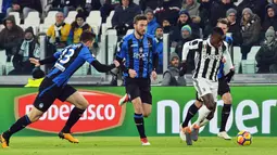 Pemain Juventus, Blaise Matuidi mengontrol bola dengan kawalan pemain Atalanta pada laga leg kedua semifinal Coppa Italia di Allianz Stadium, Rabu (28/2). Juventus memastikan diri lolos ke final setelah menang 1-0. (Andrea Di Marco/ANSA via AP)