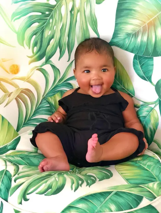 Tentu saja foto tersebut akan lengkap ketika ada anak Khloe Kardashian, True, di sana. (instagram/khloekardashian)