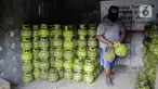 Pekerja saat bongkar muat elpiji 3 kilogram dari truk di Jakarta, Selasa (4/5/2021). Suku Dinas Tenaga Kerja Tranmigrasi dan Energi Jakarta Pusat pastikan stok tabung elpiji dinyatakan aman hingga H+7 hari raya Idul Fitri. (Liputan6.com/Johan Tallo)