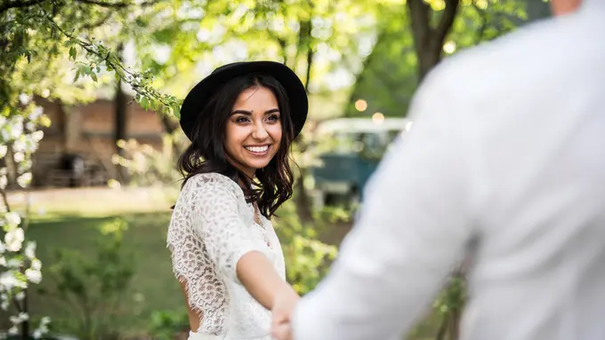 menikah menarik tangan