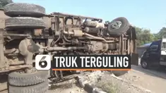Sebuah truk pengangkut batubara terguling di jalan Pantura hari Jumat (28/5). Truk melintang dan menyebabkan macet panjang.