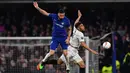 Duel udara antara Olivier Giroud dan Simon Falette pada leg kedua Liga Europa yang berlangsung di Stadion Stamford Bridge, London, Jumat (10/5). Chelsea menang 4-3 atas Eintracht Frankfurt lewat adu penalti. (AFP/Oliver Greenwood)