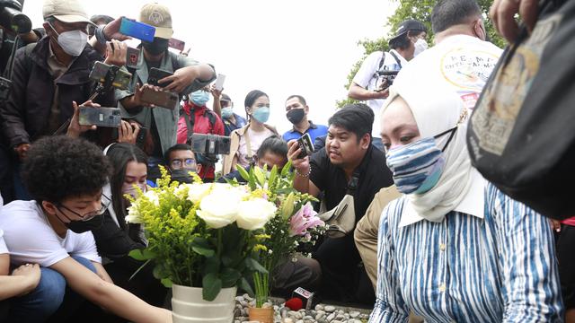 Angelina Sondakh ziarah ke makam suaminya Adjie Massaid usai bebas dari penjara. Angie ditemani anak-anaknya. (Kapanlagi.com/Akrom Sukarya)