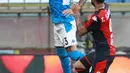 Bek Napoli, Elseid Hysaj melompat untuk merebut bola saat bertandang ke markas Genoa pada pekan ke-31 Serie A Liga Italia musim 2019/2020 di Stadion Luigi Ferraris, Rabu (8/7/2020). Napoli unggul tipis 2-1 atas Genoa. (Tano Pecoraro / LaPresse via AP)