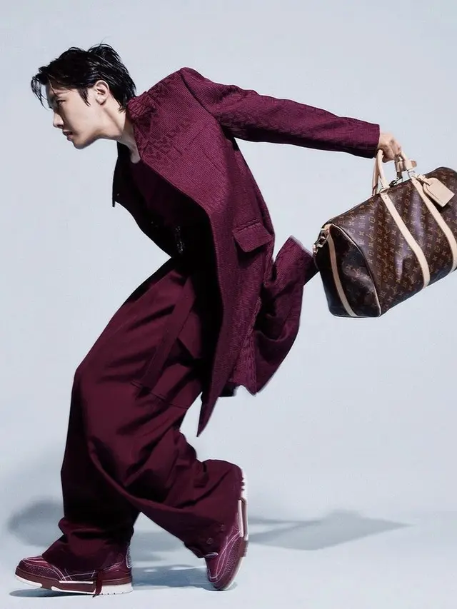 Tampilan Terbaru J-Hope Pamer Tas Louis Vuitton