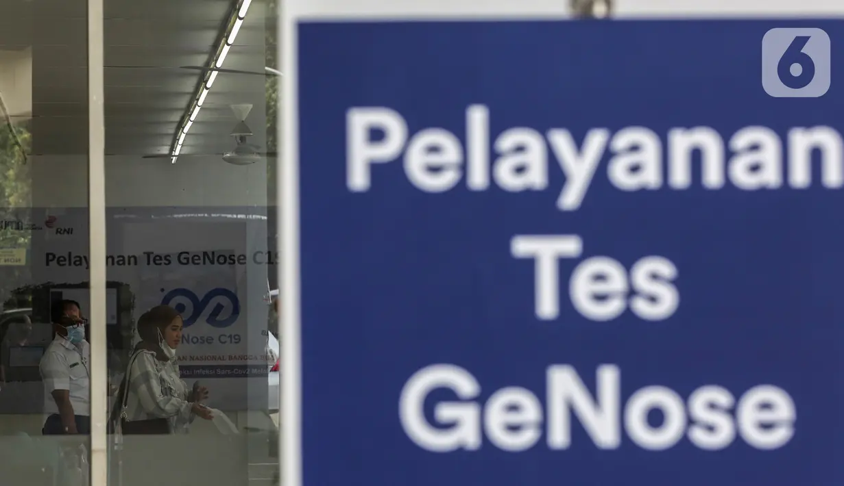 Calon penumpang kereta api membawa hasil tes tes deteksi COVID-19 dengan metode GeNose C19 kepada petugas di stasiun Gambir, Jakarta, Senin (12/2/2021). Stasiun Gambir mulai menerapkan layanan pemeriksaan GeNose C19 untuk penumpang yang hendak berpergian keluar kota (Liputan6.com/Johan Tallo)